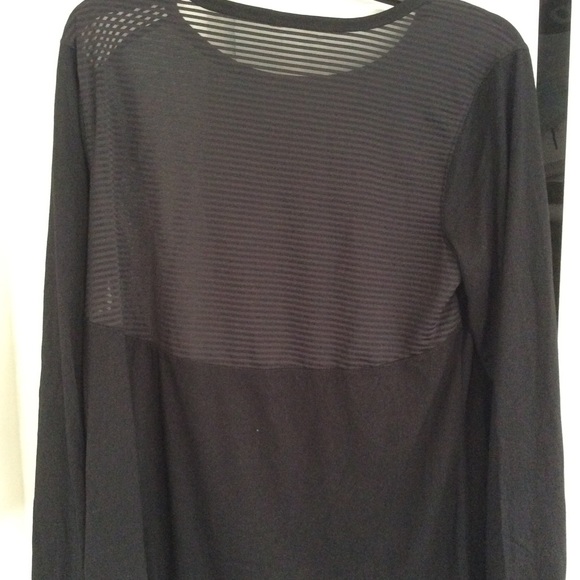 Workout top - Picture 2 of 3